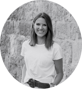 Gloria Barranca Suárez es odontóloga. Se graduó en 2012 en la Facultad de Odontología de la Universidad de Sevilla y cuenta con formación y experiencia en ortodoncia digital, endodoncia y estética dental.